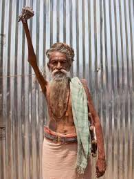 The Indian Ascetic Who Kept His Arm Raised for Decades