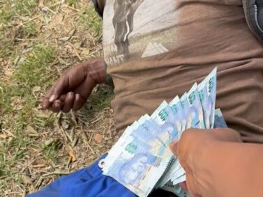 A leaked video of Man Refusing BI Phakathi’s Cash Offer, Sparking Debate About Dignity and the Right to Say No